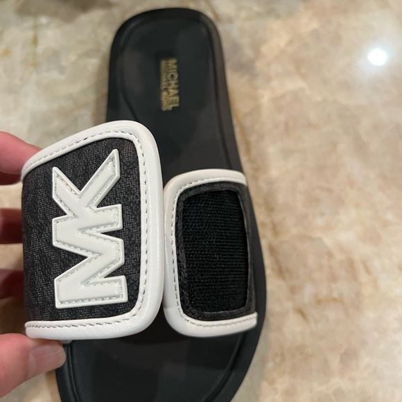 Michael Michael Kors Slide Sandal. New without box - Picture 5 of 6